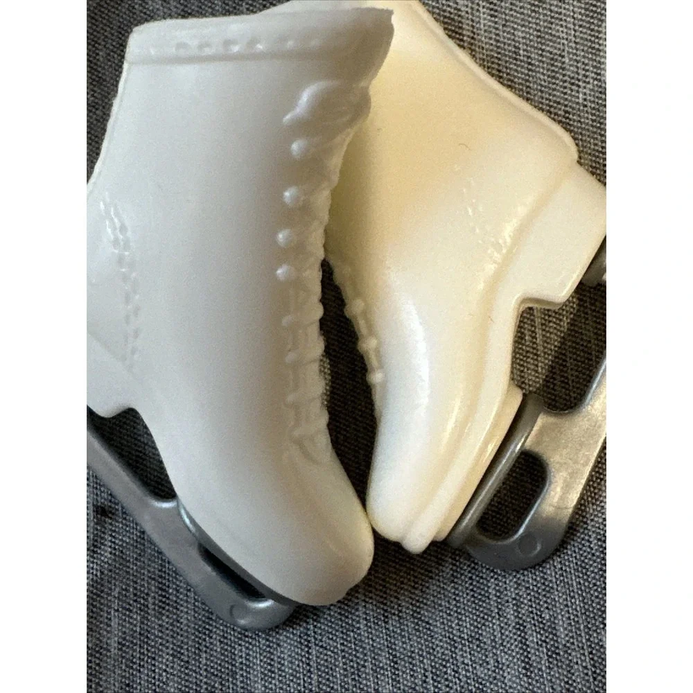 Vingage‎ 1990s Barbie Doll white ice skates holiday